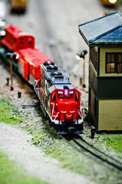 minyatür oyuncak model tren lokomotifler ekranda