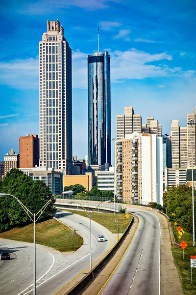 Atlanta downtown skyline med blå himmel - Stock-foto