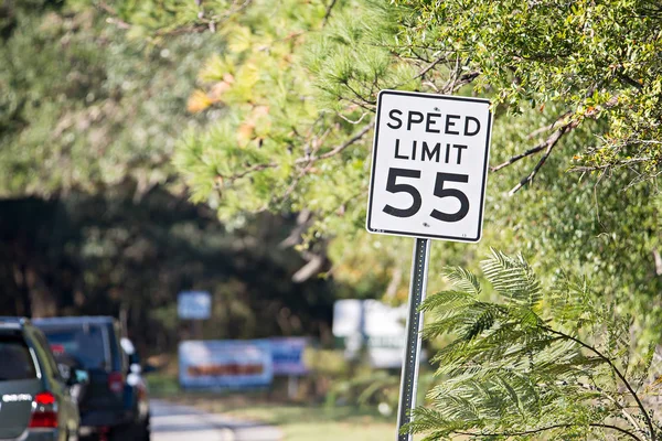 White sign with "speed limit 55" printed in black on country roa — Stock Photo, Image