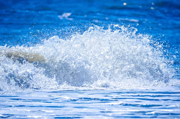 Vue rapprochée de la belle vague bleue de l'océan avec mousse blanche — Photo