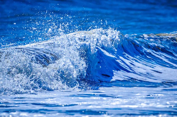 Close up view of beautiful blue ocean wave with white foam — Stock Photo, Image