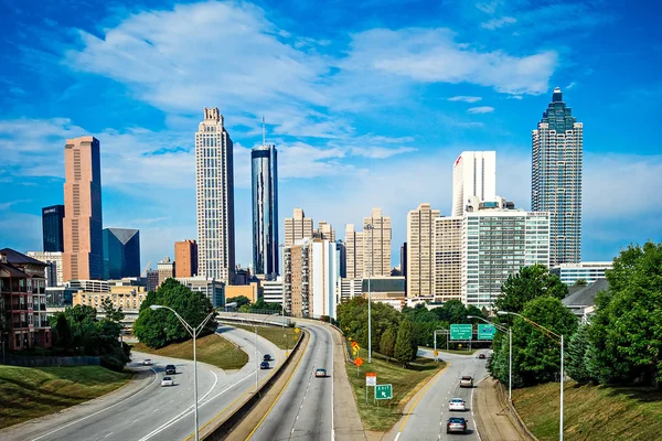 Atlanta skyline centre-ville avec ciel bleu — Photo