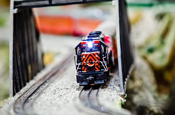 Minyatür oyuncak model tren lokomotifler ekranda — Stok fotoğraf