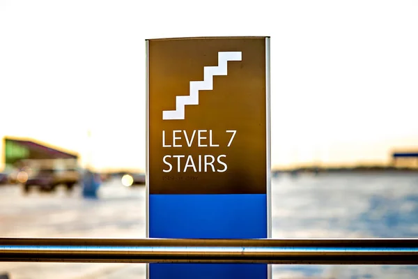 Лестница для парковки и знак лестницы — стоковое фото