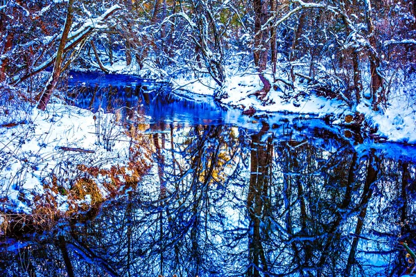 Neve e ghiaccio coperto torrente di montagna — Foto Stock