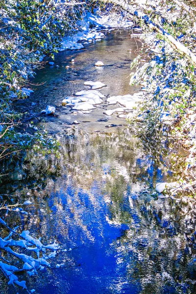 Neige et glace couvert ruisseau de montagne — Photo