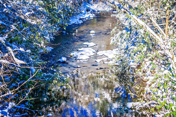 Neige et glace couvert ruisseau de montagne — Photo