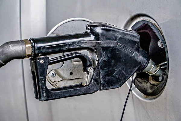 ガソリン スタンドのポンプ車がいっぱい — ストック写真