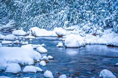 kar ve buz dağ dere kaplı
