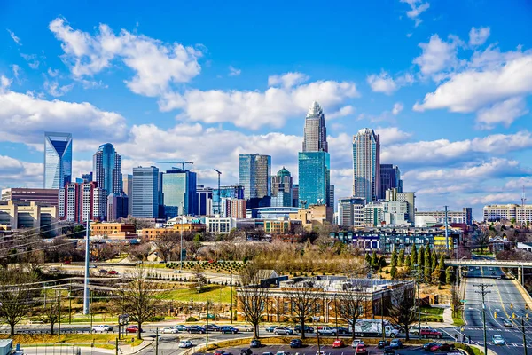 Charlotte north carolina skyline en straat stadsgezichten — Stockfoto