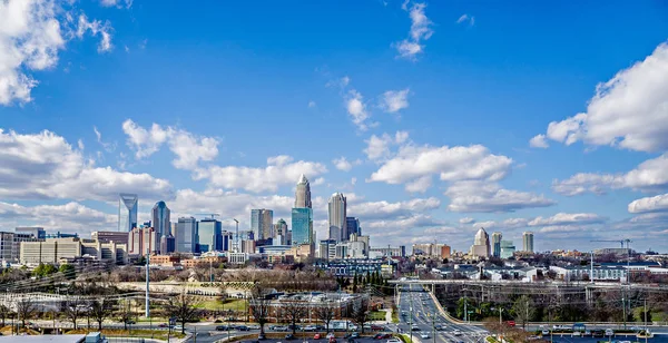 Charlotte north carolina city skyline och gatan scener — Stockfoto