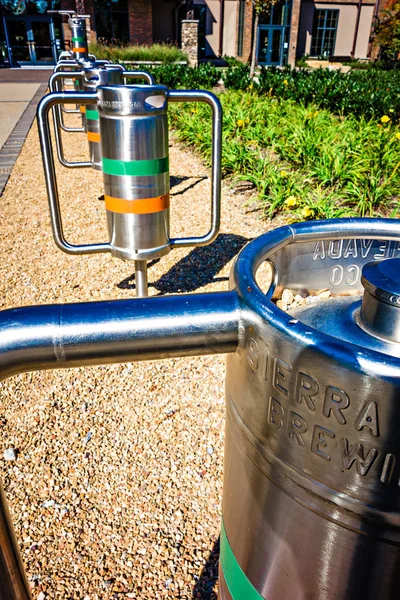 Bier vaatjes op een brouwerij — Stockfoto