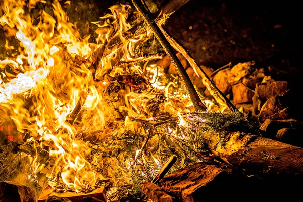 Kohlenfeuer brennt hell in der Nacht — Stockfoto
