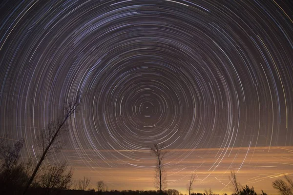 Lasso di tempo cumulativo dei sentieri stellari nel cielo notturno — Foto Stock