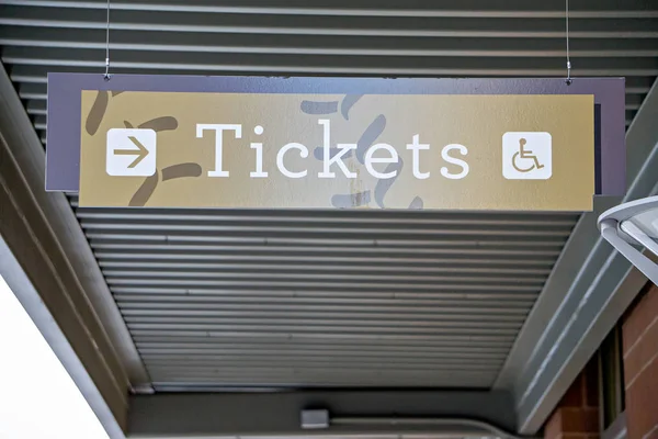캐노피에서 매달려 있는 티켓 표지판 — 스톡 사진