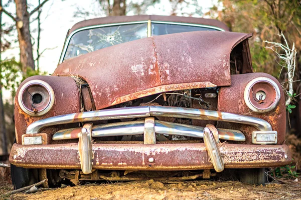 Viejo temporizador abandonado automóvil en la granja — Foto de Stock