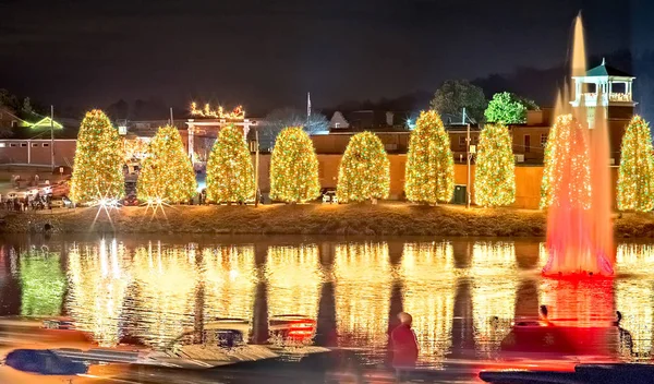Рождественские украшения на открытом воздухе в рождественском городке США — стоковое фото