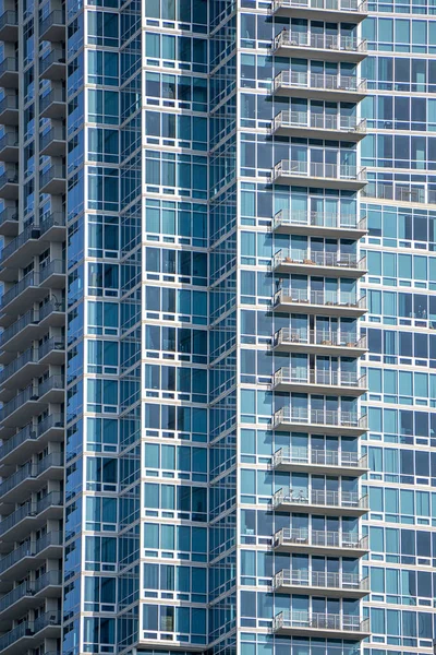 Modrn skyscraper condominiums buildig in the city — Stock Photo, Image