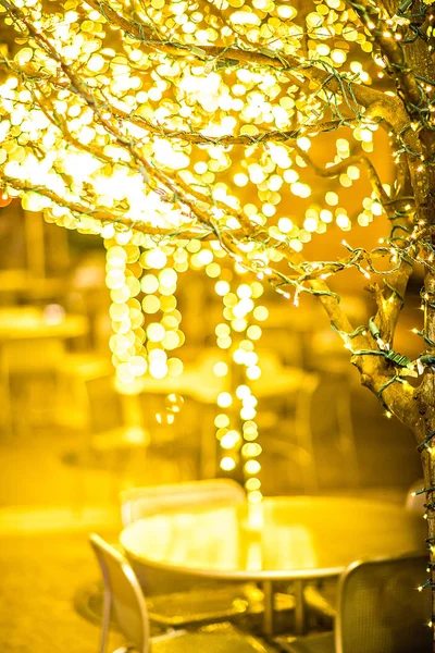 Luces de Navidad y decoraciones navideñas en la ciudad — Foto de Stock