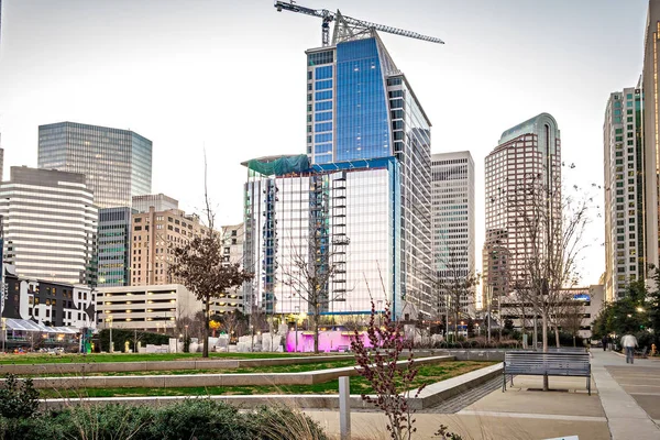 Charlotte norte carolina cidade skyline e cenas de rua — Fotografia de Stock