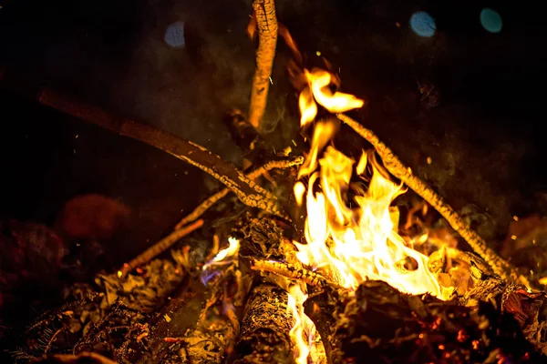 Bon feu allumé la nuit — Photo