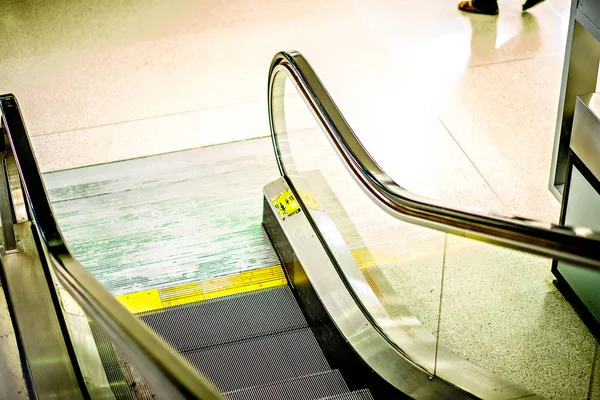 空港のエスカレーターの階段 — ストック写真