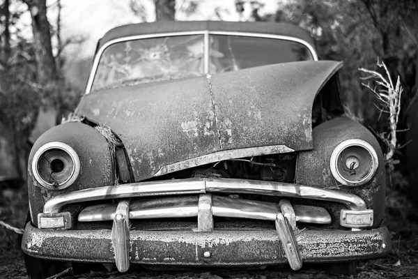 Stary zegar porzucony samochód na farmie — Zdjęcie stockowe