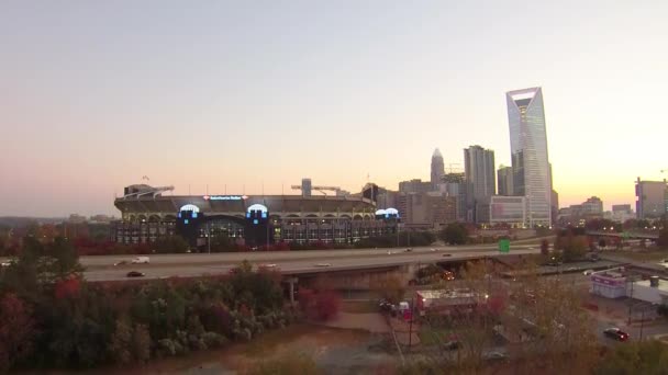 体育场和夏洛特的城市天际线 — 图库视频影像