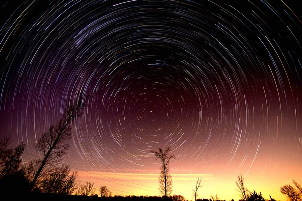 Gece gökyüzünde yıldız yollarının toplu zaman atlamalı — Stok fotoğraf