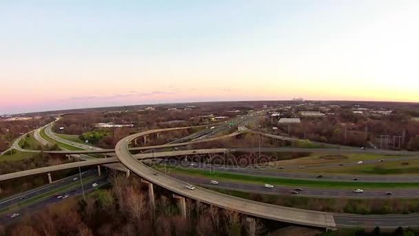 高速道路と日没の車 — ストック動画