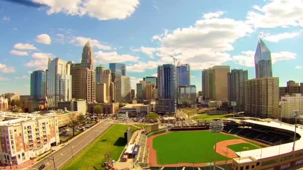 Charlotte skyline på solskinnsdag – stockvideo