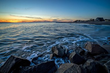 Dalgalar ve günbatımı bir iskeleye Edisto Beac, Atlantik Okyanusu