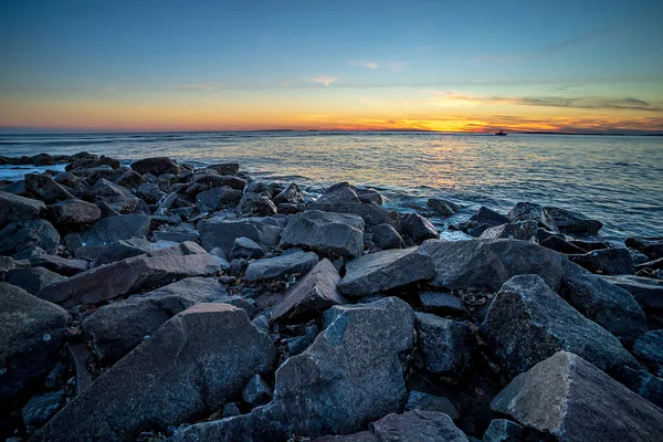 Dalgalar ve günbatımı bir iskeleye Edisto Beac, Atlantik Okyanusu — Stok fotoğraf