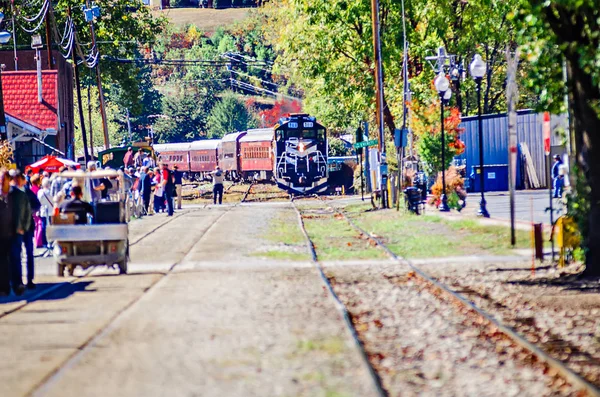 Binek otomobil büyük smoky Dağları demiryolu tren — Stok fotoğraf