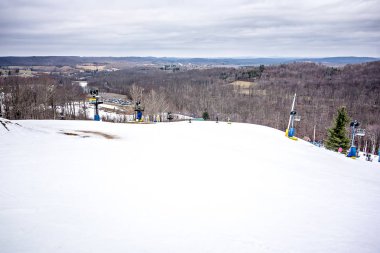 Kayak Merkezi ile peyzaj dağlar üzerinde