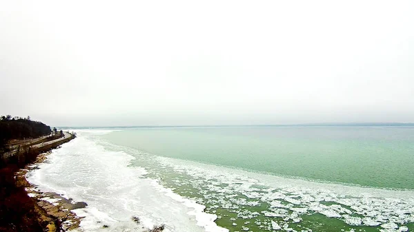 Lentetijd over het Michiganmeer met bevroren kustlijn — Stockfoto