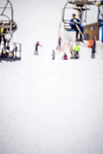 Drukke skiseizoen in een winter plaats skiresort — Stockfoto