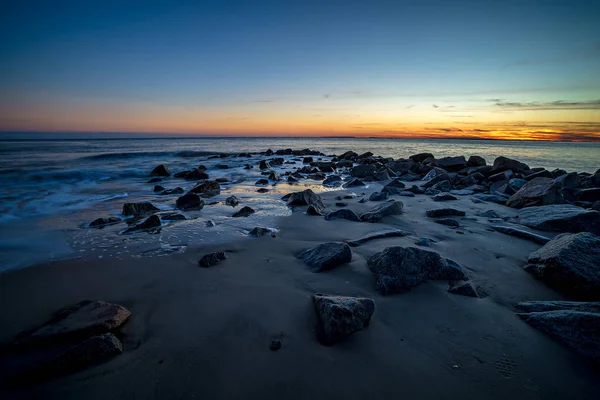 Ondas e um cais ao pôr-do-sol no Oceano Atlântico em Edisto Beac — Fotografia de Stock