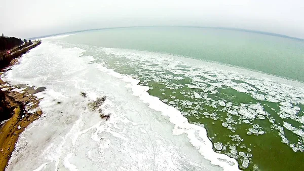 Primavera sobre el lago Michigan con costa congelada —  Fotos de Stock