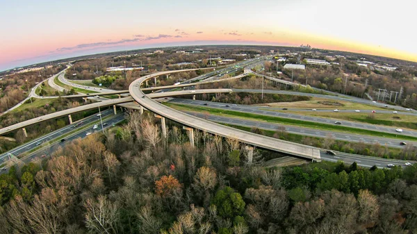 Ranní východ slunce nad dálnici jetel listu silnici interchange v ani — Stock fotografie