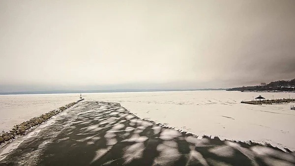 Fagyasztott michigan-tó a közelben petoskey waterfront marina — Stock Fotó