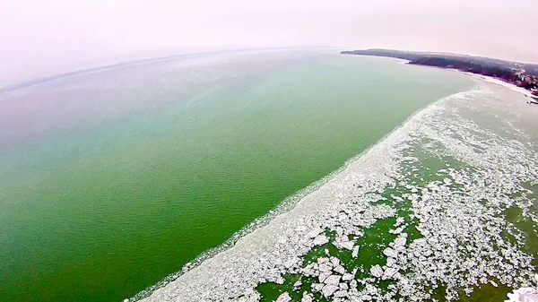 Grand bay τραβέρσα στην πολιτεία του michigan froszen τον Μάρτιο — Φωτογραφία Αρχείου