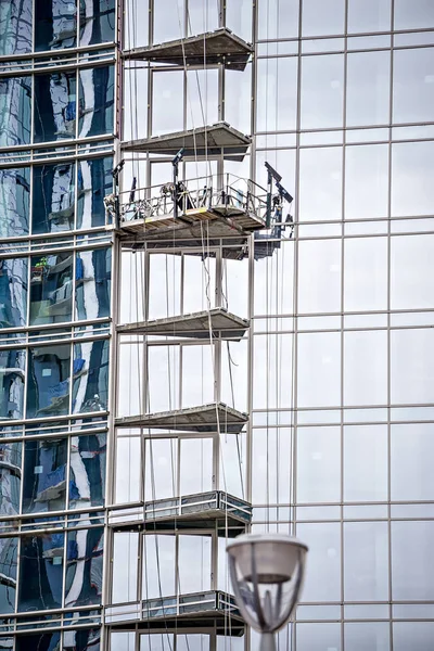 Edificios urbanos modernos en construcción o mantenimiento — Foto de Stock