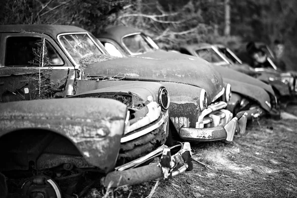 Old rusty abandoned automobile in the woods — Stock Photo, Image