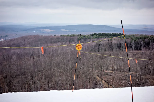 Estación de esquí con paisaje sobre las montañas —  Fotos de Stock