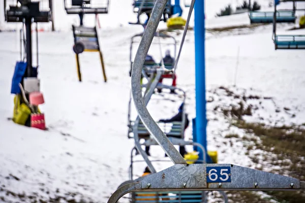 Drukke skiseizoen in een winter plaats skiresort — Stockfoto