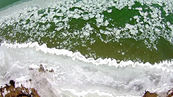 Printemps au-dessus du lac michigan avec littoral gelé — Photo