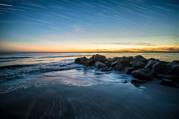 Vlny a mola při západu slunce v Atlantském oceánu u Edisto Beac — Stock fotografie