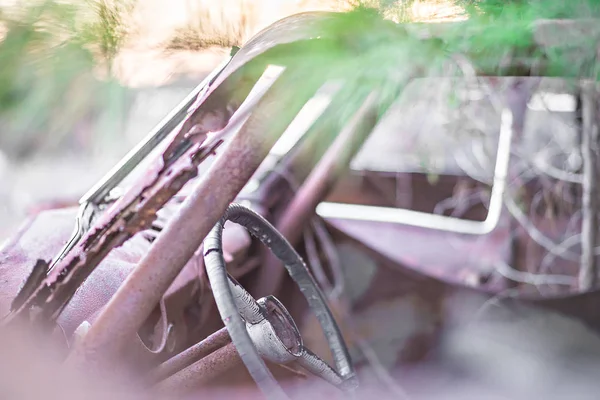Vecchia auto arrugginita abbandonata nel bosco — Foto Stock