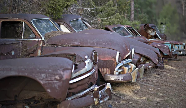 Una fila de automóviles abandonados oxidados recogidos — Foto de Stock